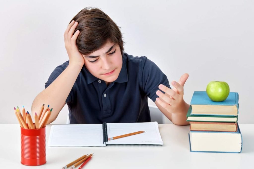Além da Falta de Atenção: Quando a dificuldade escolar sinaliza a necessidade de um olhar psiquiátrico